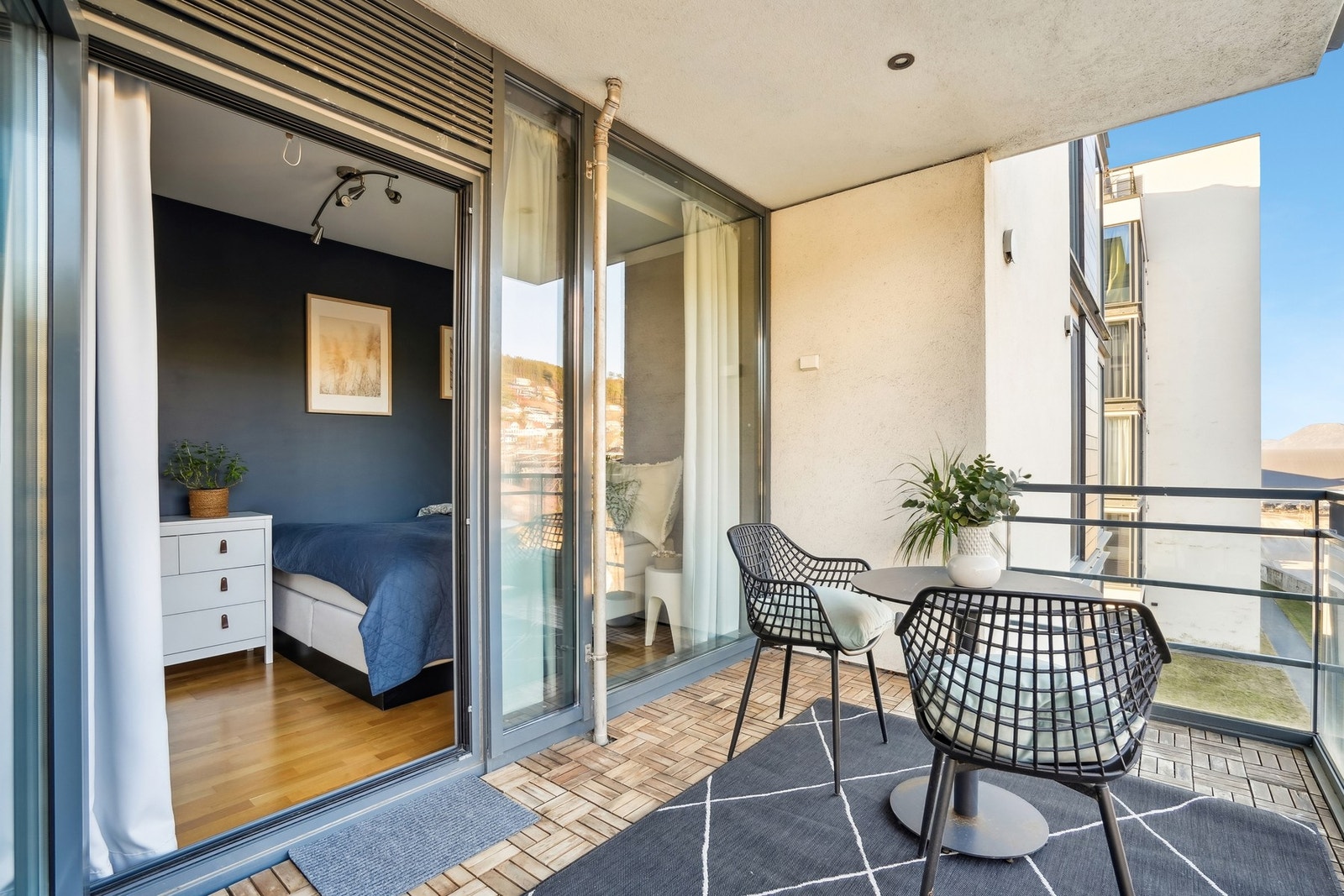 Det er skyvedør fra soverom til balkongen, hvor det er god plass til hagemøbler. Galleribilde