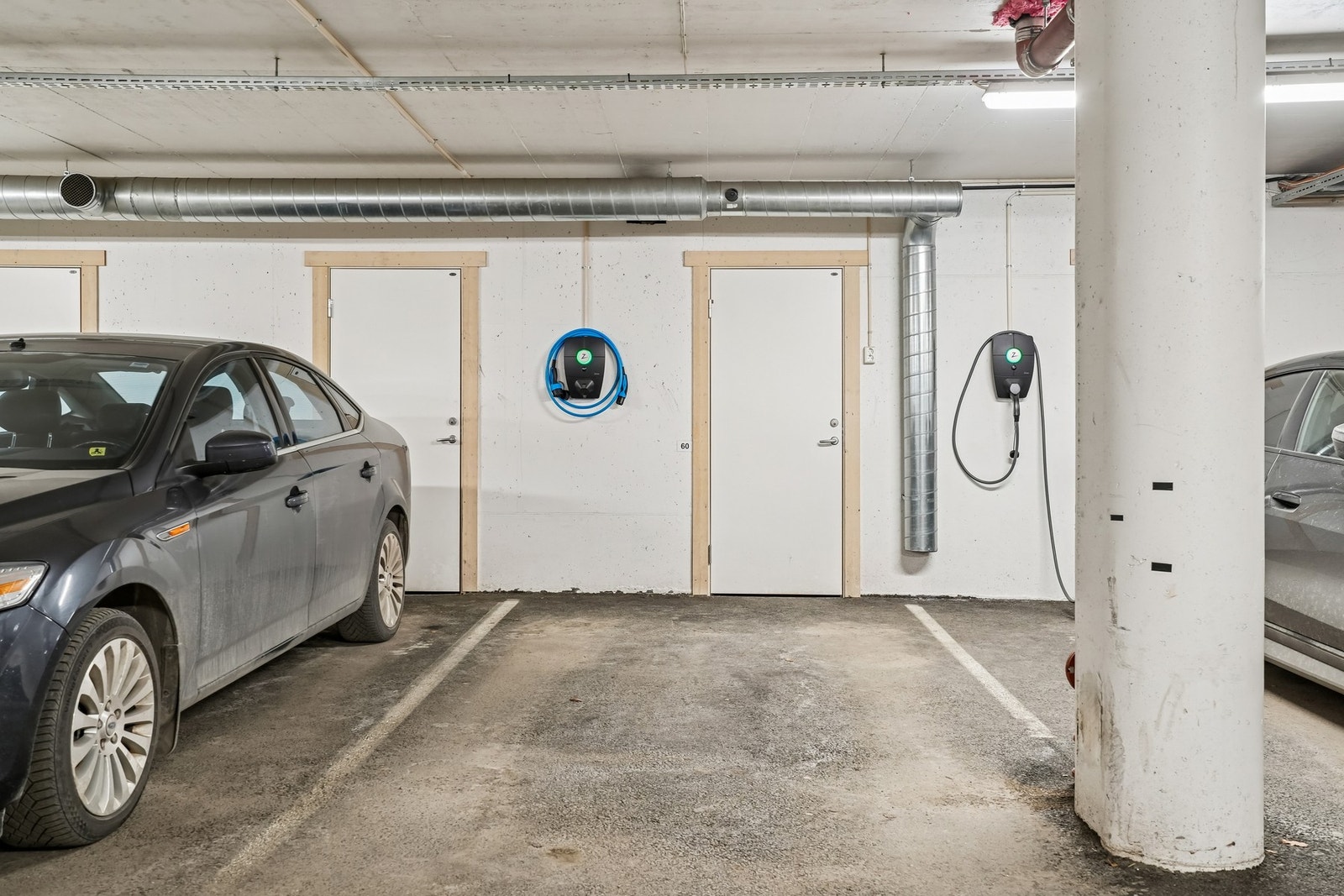 Med leiligheten medfølger det fast parkeringsplass i felles garasjeanlegg. Det er el-bil lader montert. Romslig sportsbod i bakkanet. Galleribilde