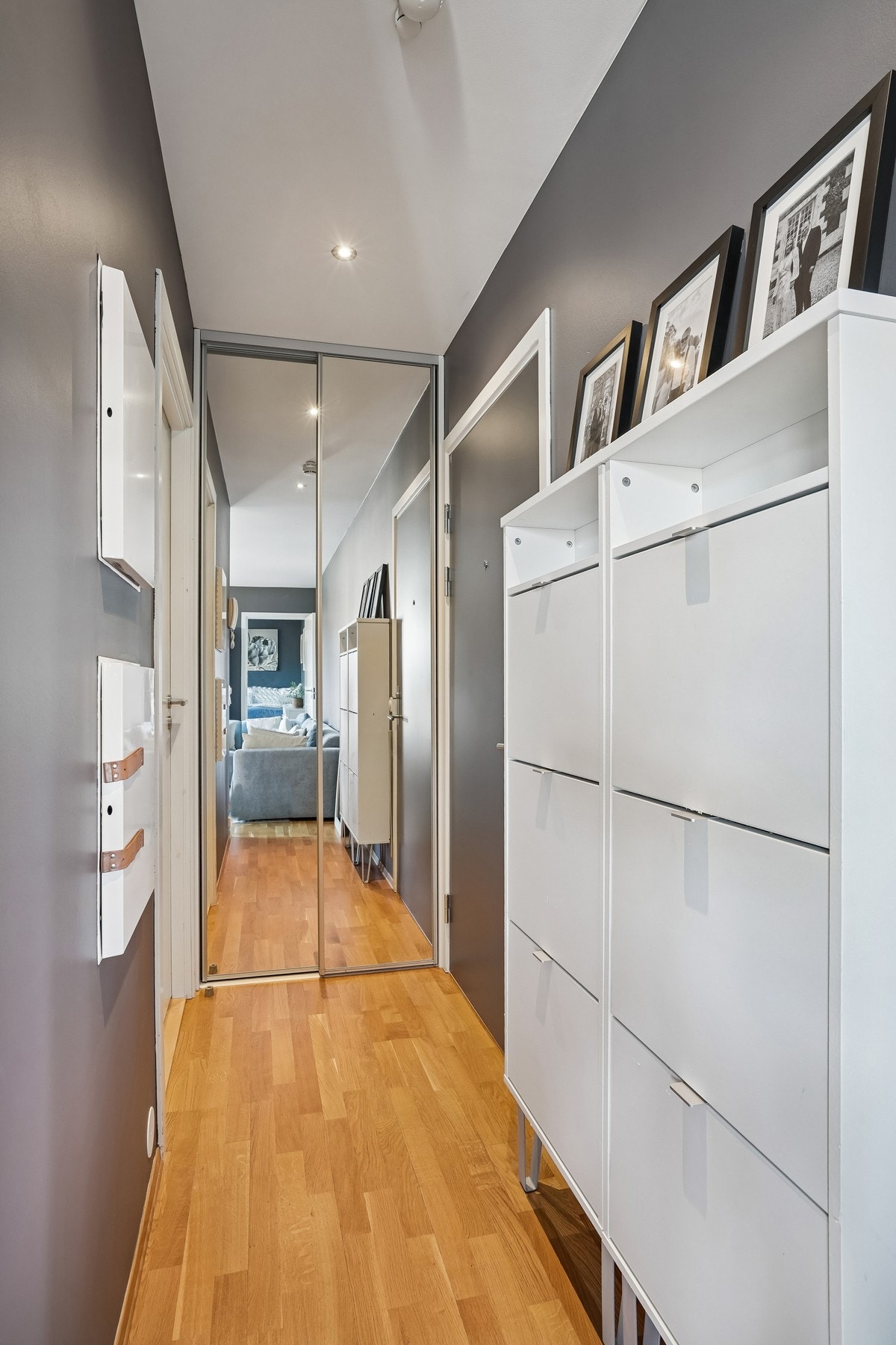 Velkommen inn! Sko og yttertøy kan stues bort i skyvedørsgarderoben og det medfølgende skoskapet. Galleribilde