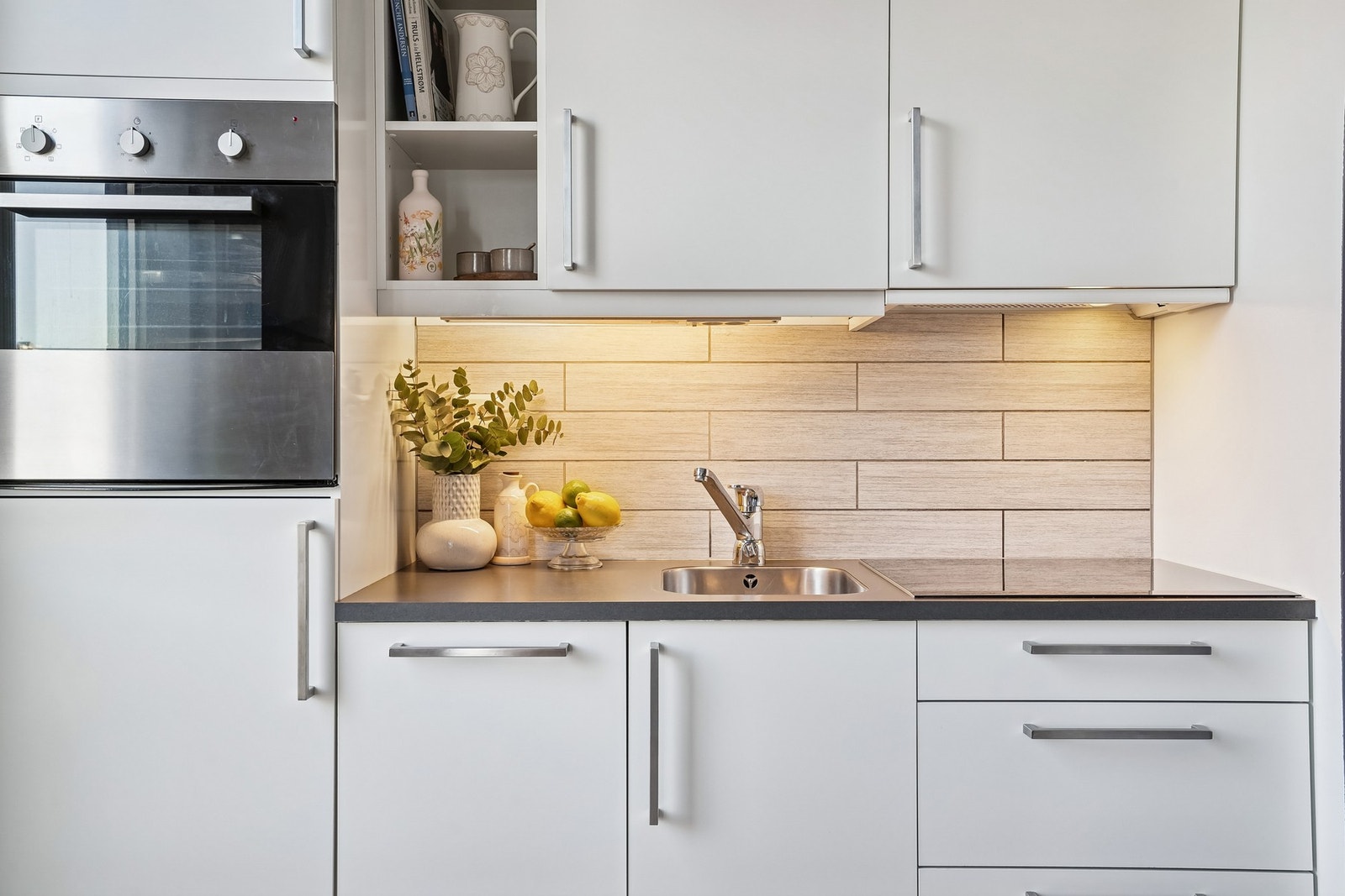 Kjøkkenet er utstyrt med integrerte hvitevarer som stekeovn, oppvaskmaskin, kjøleskap og induksjonstopp (denne er ny av 2025). Galleribilde