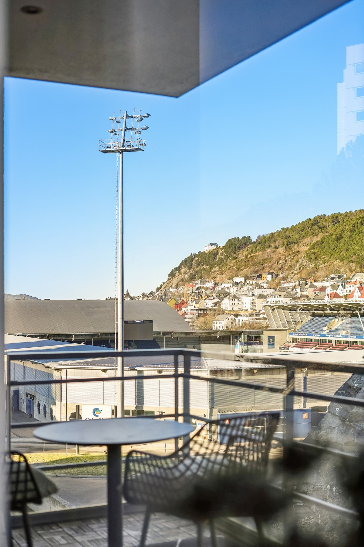 Fra balkongen har du nydelig utsikt mot nordvest, blant annet opp til Fjellstua og mot bysentrum. Galleribilde