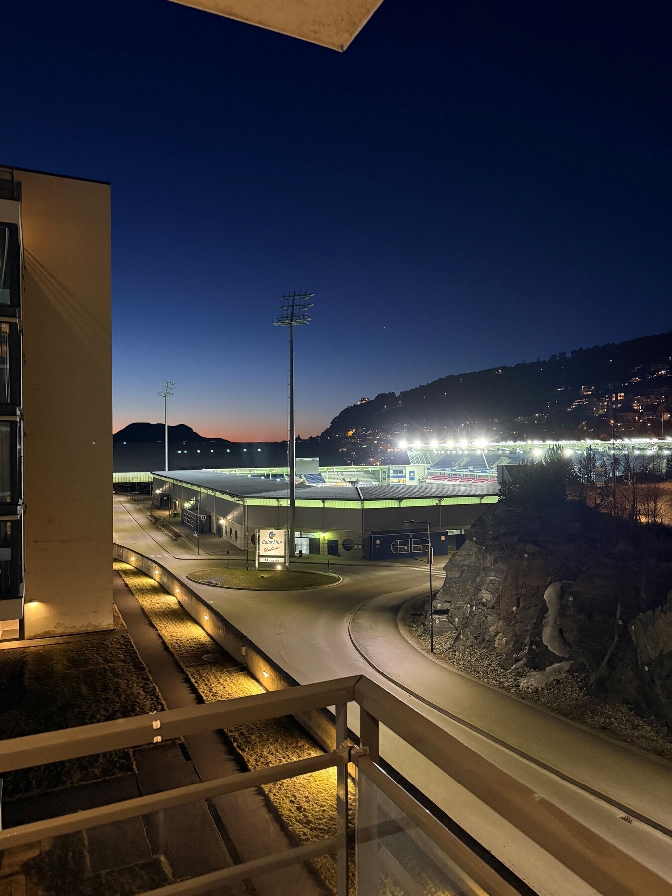 Fra balkongen kan man nyte både fotballkamper og fantastiske solnedganger. Galleribilde