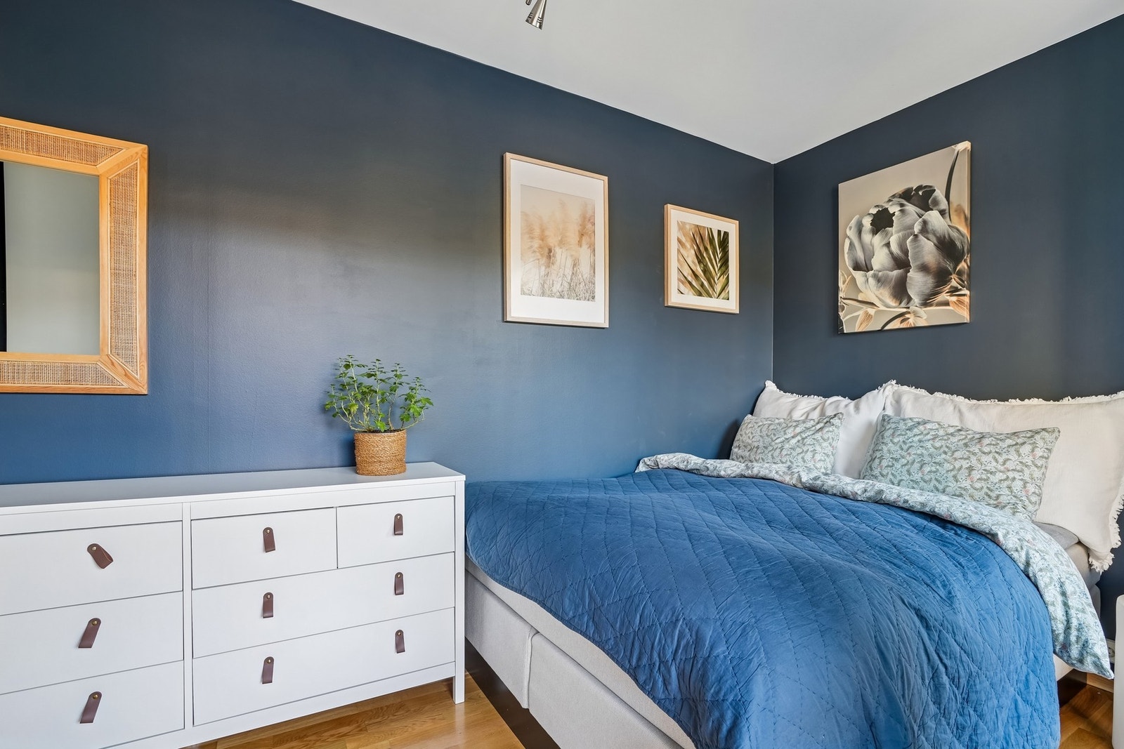 Her er rommet malt i behagelige fargetoner for maksimal avslapning. Galleribilde