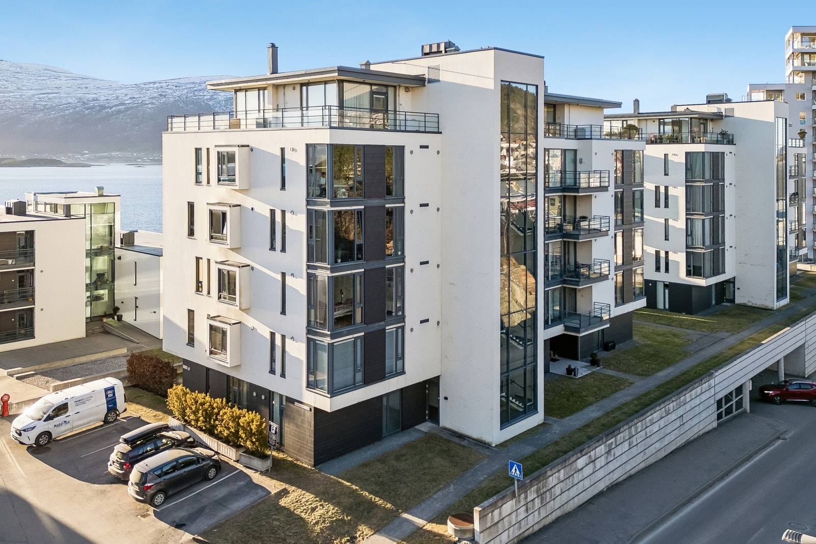 Her vil du bo rolig og tilbaketrukket, men likevel med kort vei til alt du trenger i det daglige. Et sted du kan flytte rett inn og trives fra dag én. Galleribilde