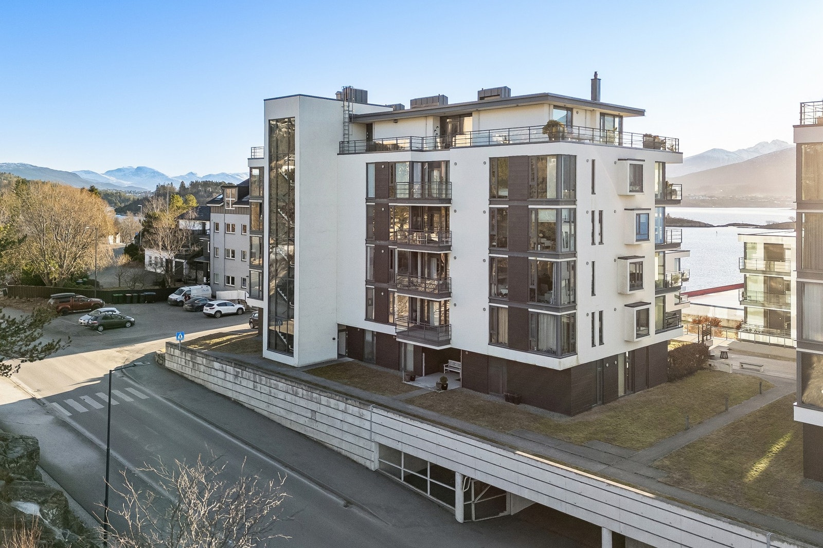 Leiligheten har en sentral beliggenhet i et populært sameie på maritime Volsdalsberga - her bor man sjønært, med kort vei til fine tur- og friområder. Galleribilde