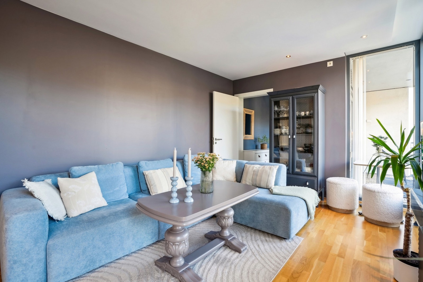 Leiligheten som er fra 2010 ligger i byggets 3. etasje, holder en gjennomgående god standard, og er blitt godt vedlikeholdt opp gjennom årene. Galleribilde