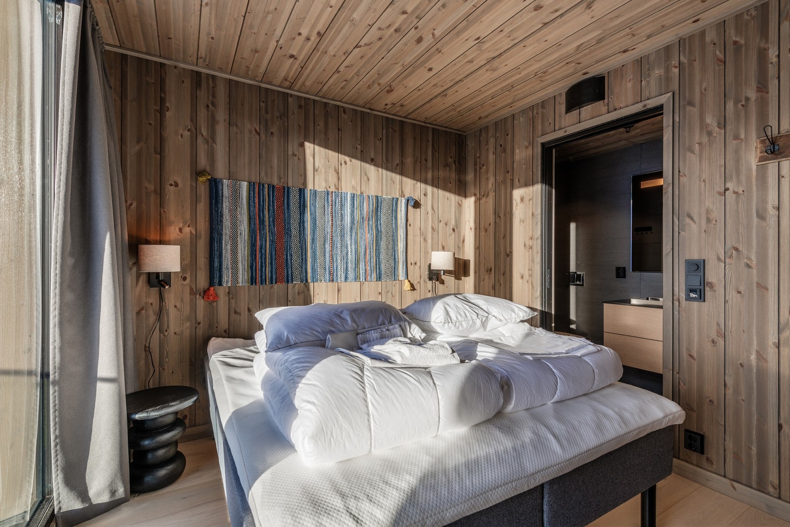 Master soverom har eget en suite bad Galleribilde