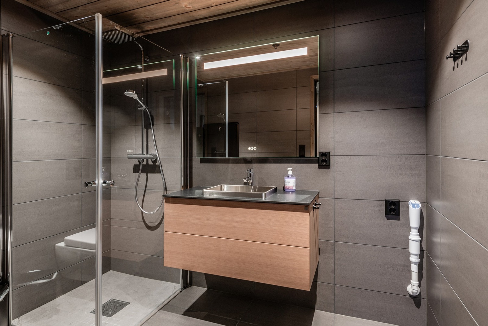 Lekkert bad. Opplegg for vask/tørk. Galleribilde