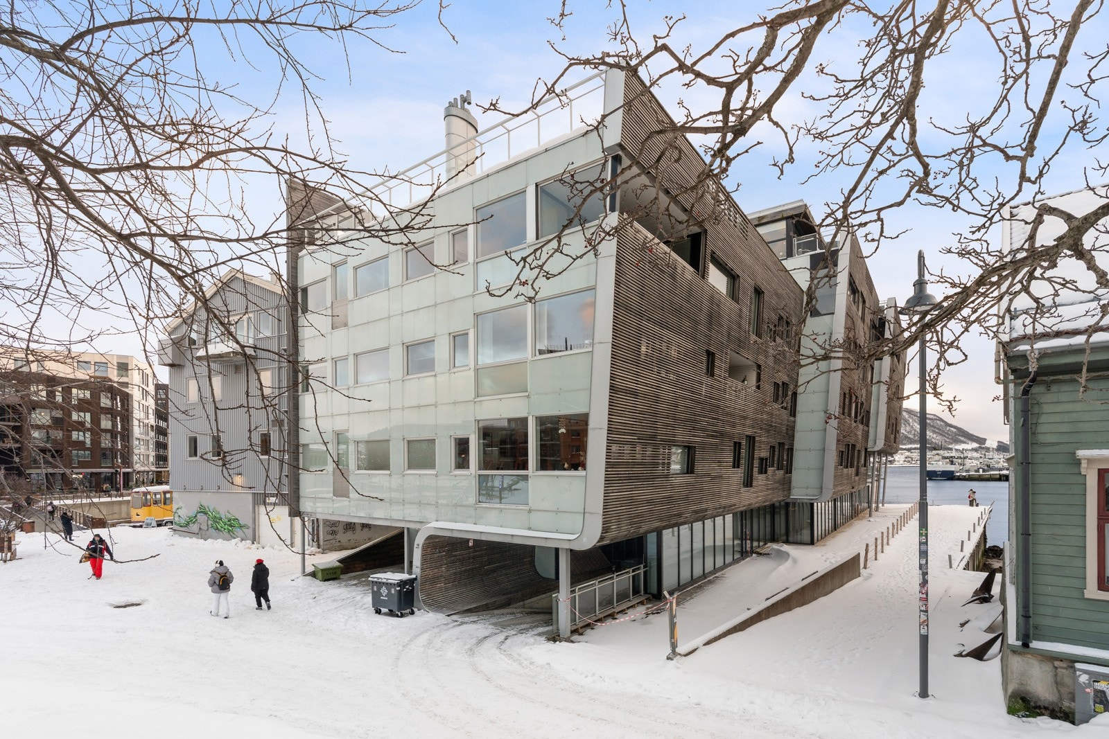 God intern beliggenhet i 4. etasje, vendt mot vest. Her finnes alle moderne fasiliteter som heis, porttelefon, og i tillegg er det en stor felles takterrasse som alle beboerne kan bruke.