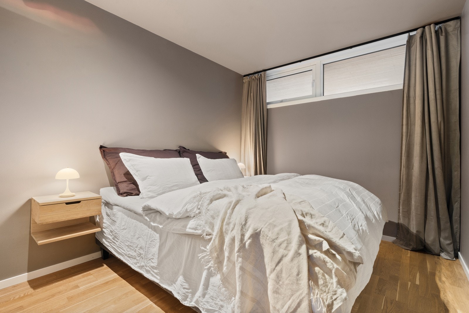 Soverommet framstår romslig, med god plass til stor seng med tilhørende nattbord.
