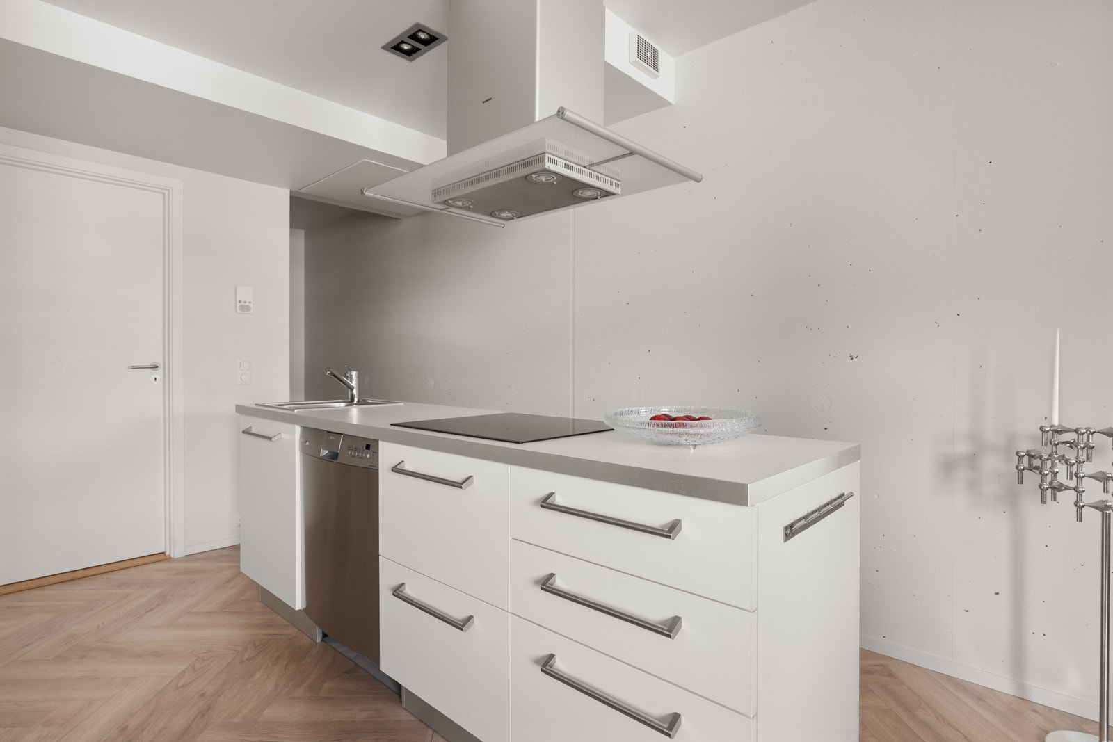 Også kjøkkenet er av den urbane varianten med kjøkkenøy midt i rommet.