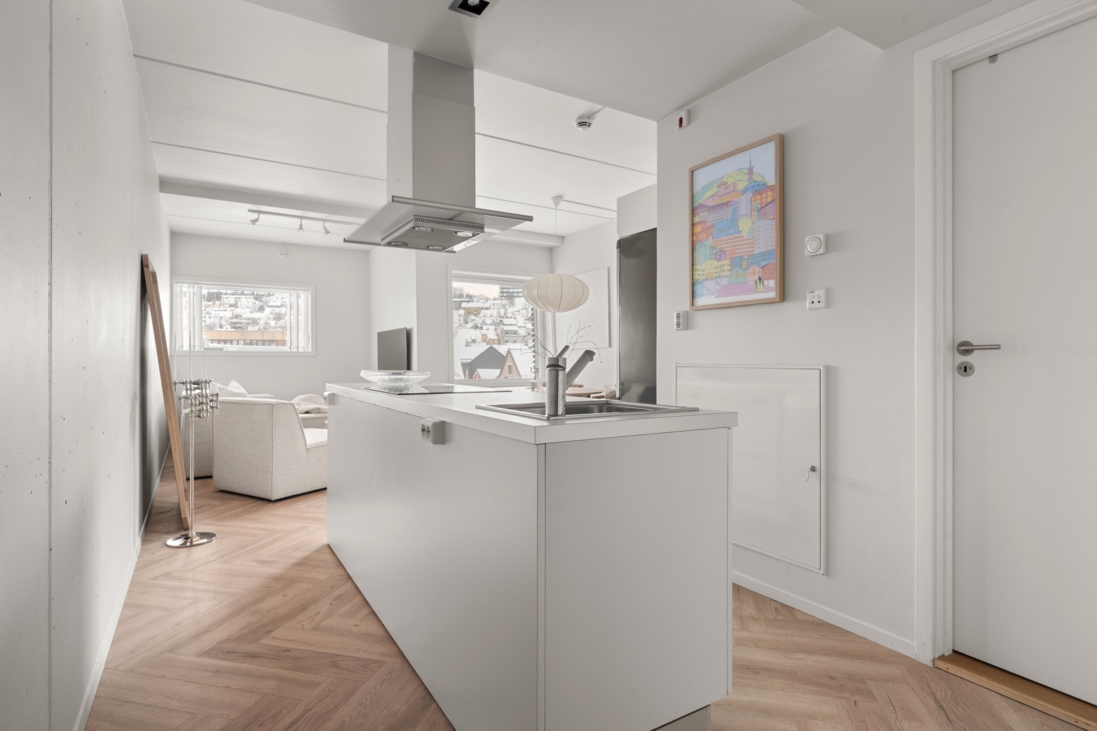 Leiligheten holder gjennomgående pen standard, og framstår godt vedlikeholdt og oppgradert.