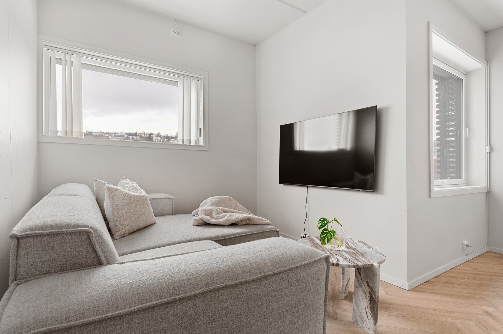 Leiligheten framstår lys og moderne med en generøs takhøyde, samt flere vindu som slipper inn godt med naturlig lys.