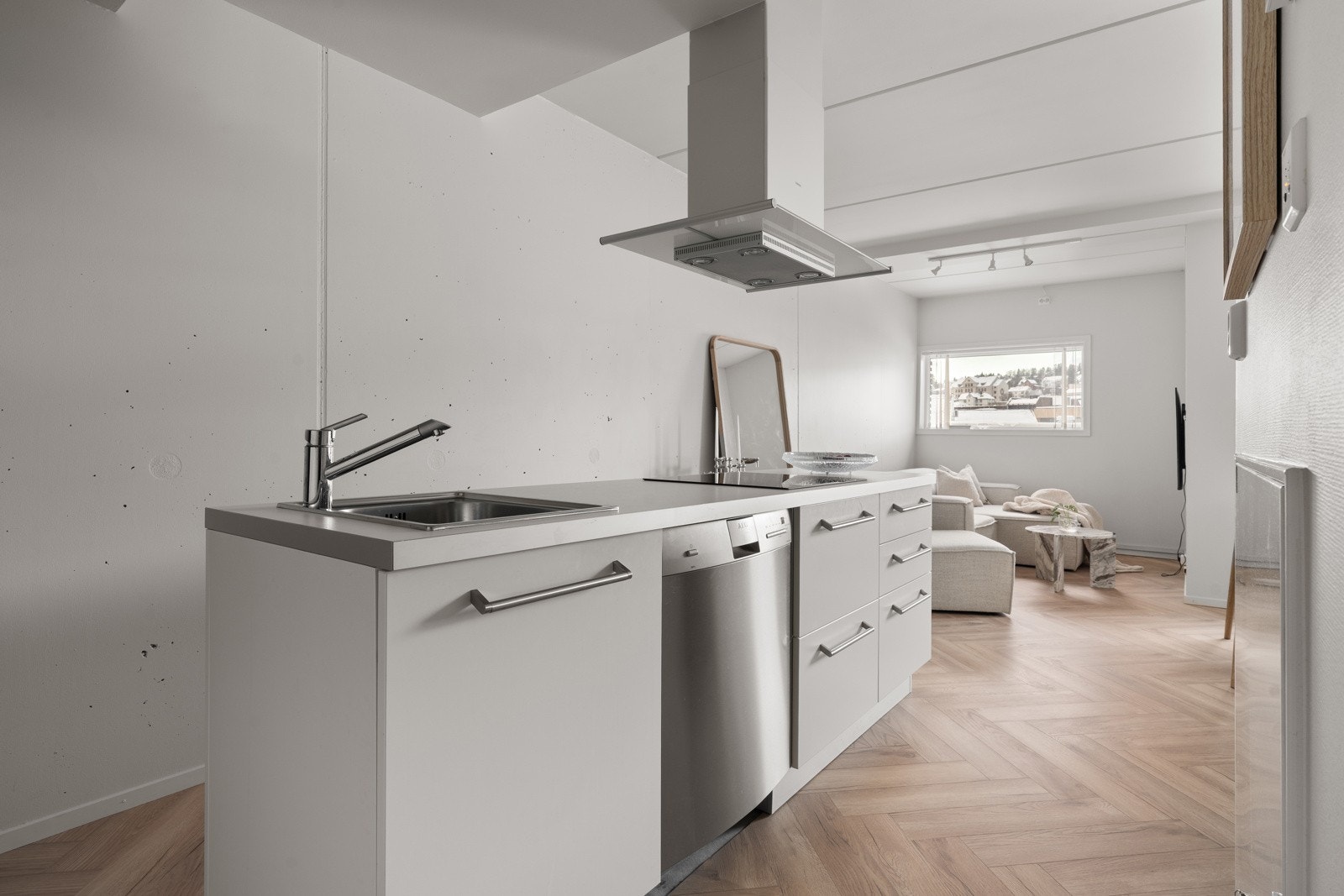 Lave felleskostnader på kr 3.007,- pr mnd med bl.a. oppvarming (a-konto) og internett inkludert.