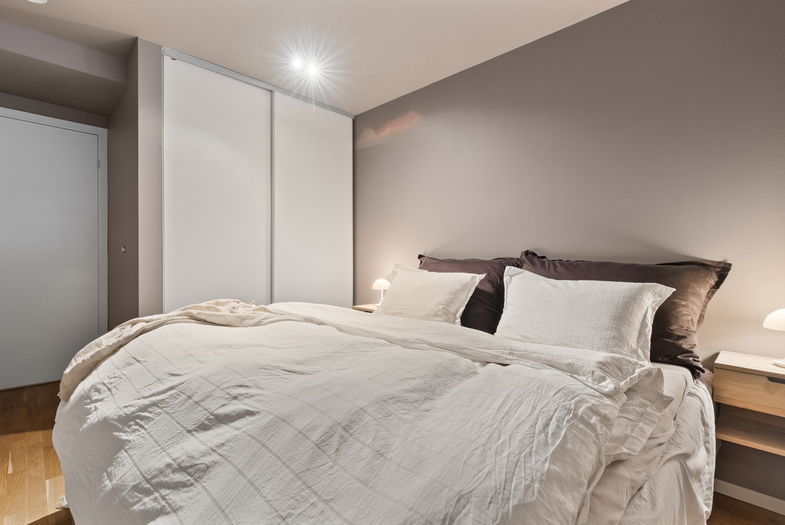 Garderobeskapet bidrar til god oppbevaringsplass.