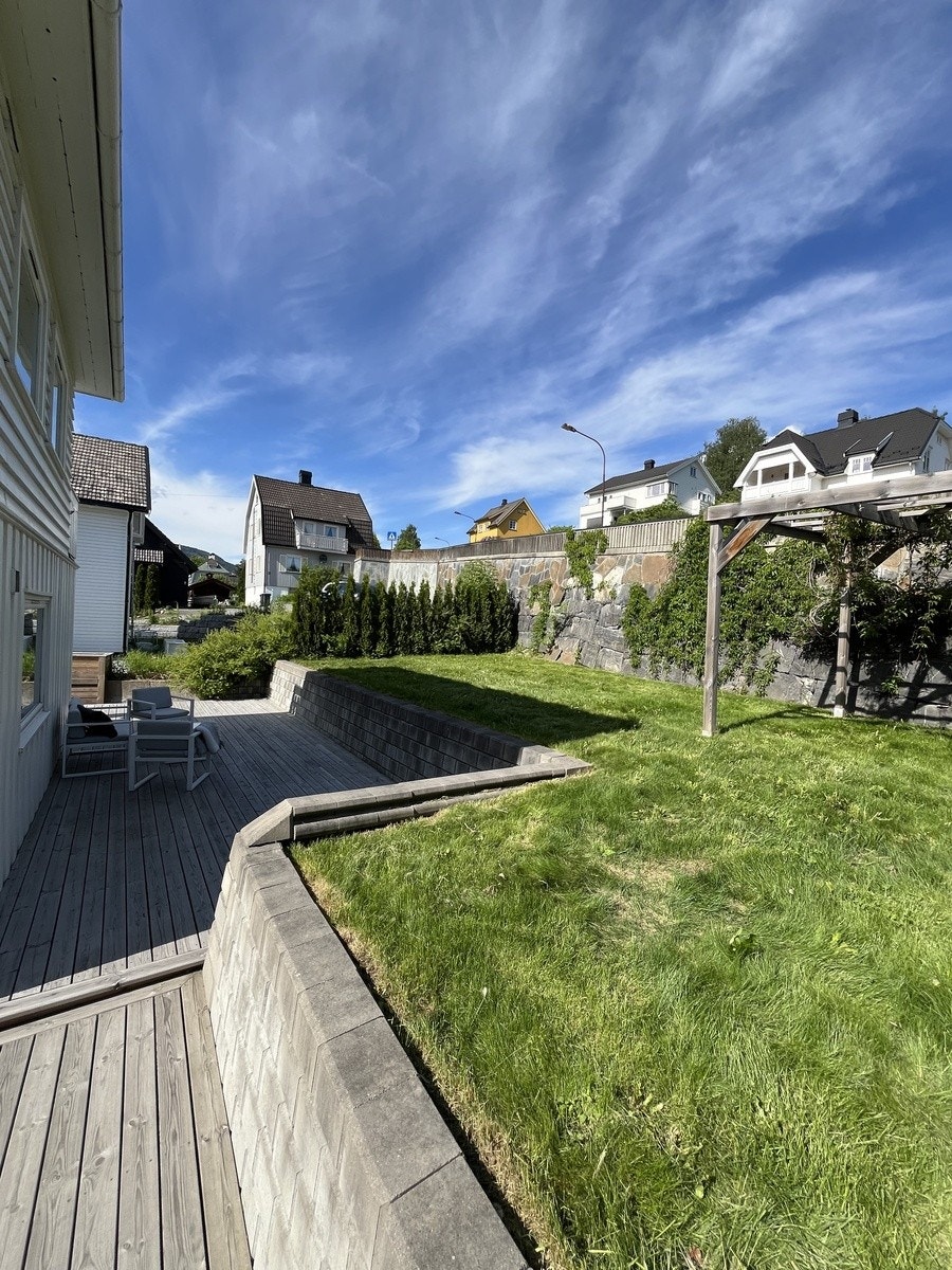 Stor gressplen med pergola Galleribilde