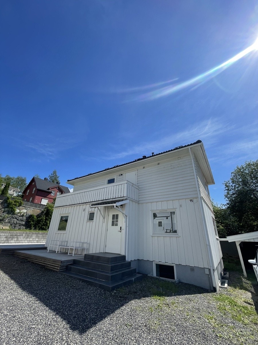 Hus med carport Galleribilde