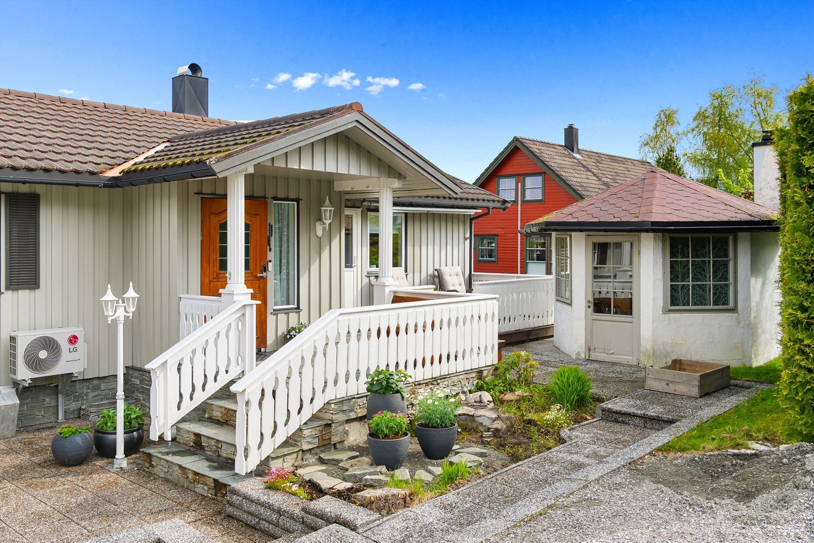 Overbygd inngangsparti og anneks Galleribilde