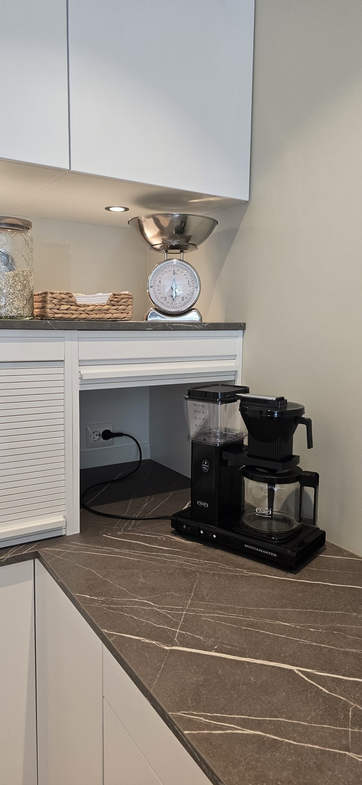 Sjalusiskap med stikkontakter som hjelper å holde det ryddig på kjøkkenbenken. Foto: Selger Galleribilde