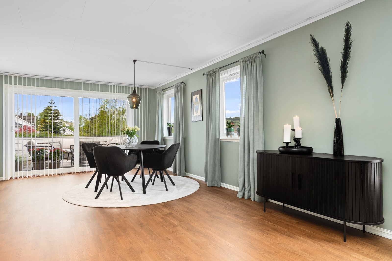 Fra stua er det skyvedør til verandaen Galleribilde