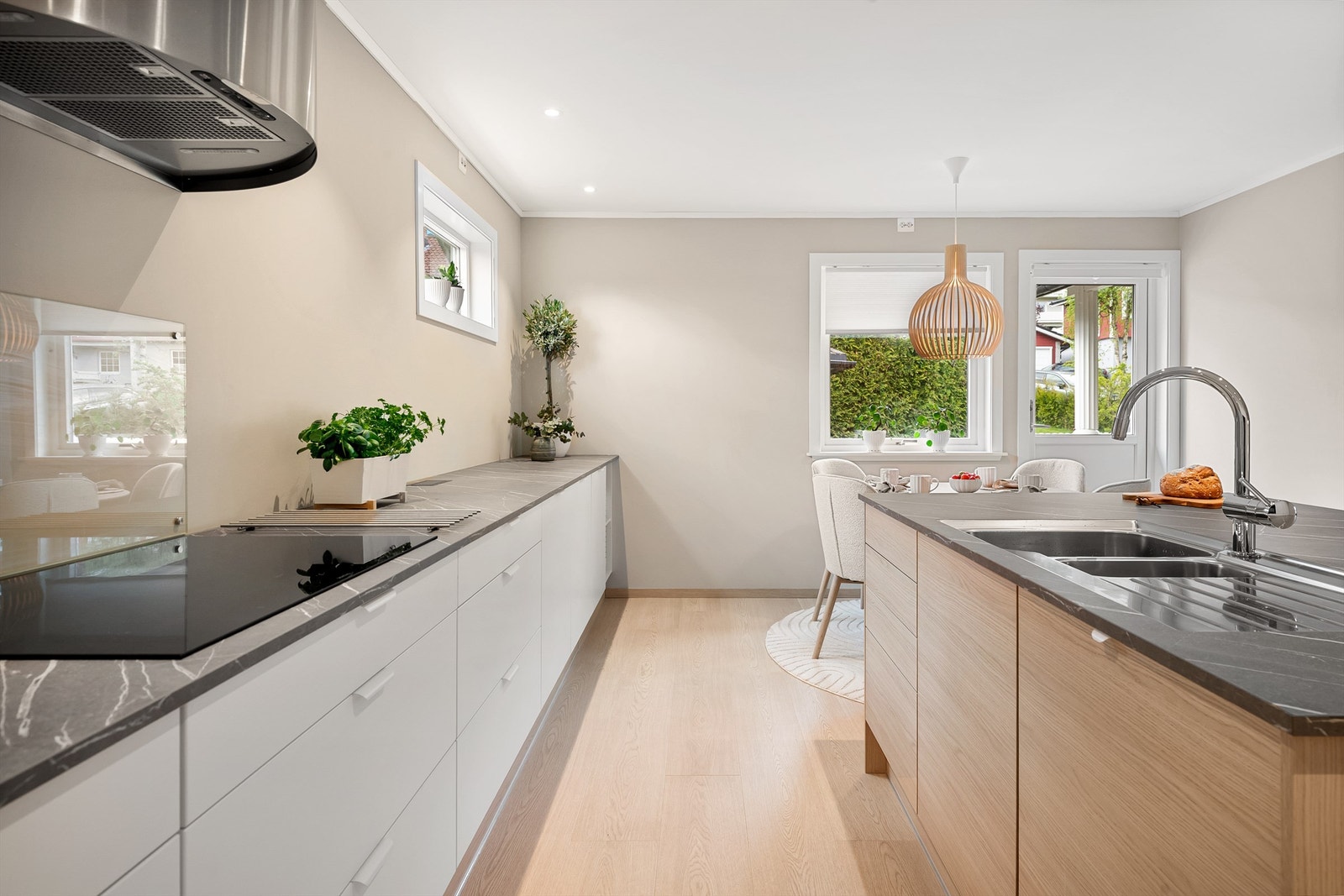 Innholdsrik innredning med benkeplate i laminat og kjøkkenøy Galleribilde