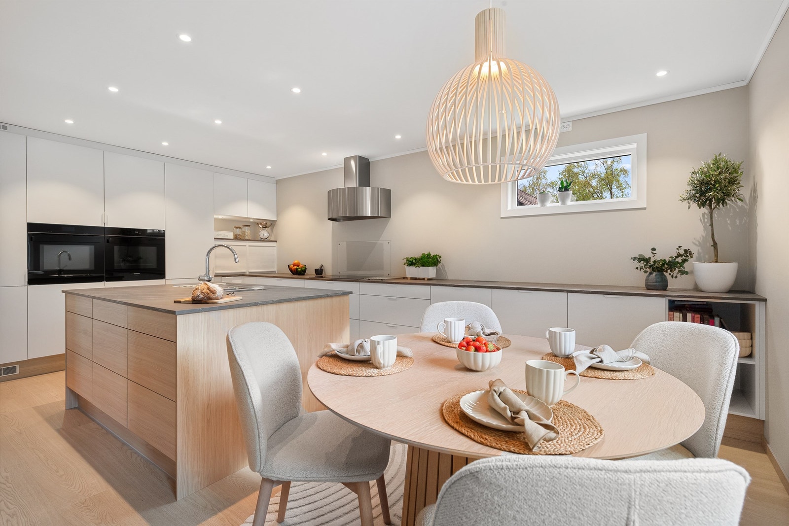 Kjøkkenet er holdt i delikate farger og har downlights i himling Galleribilde