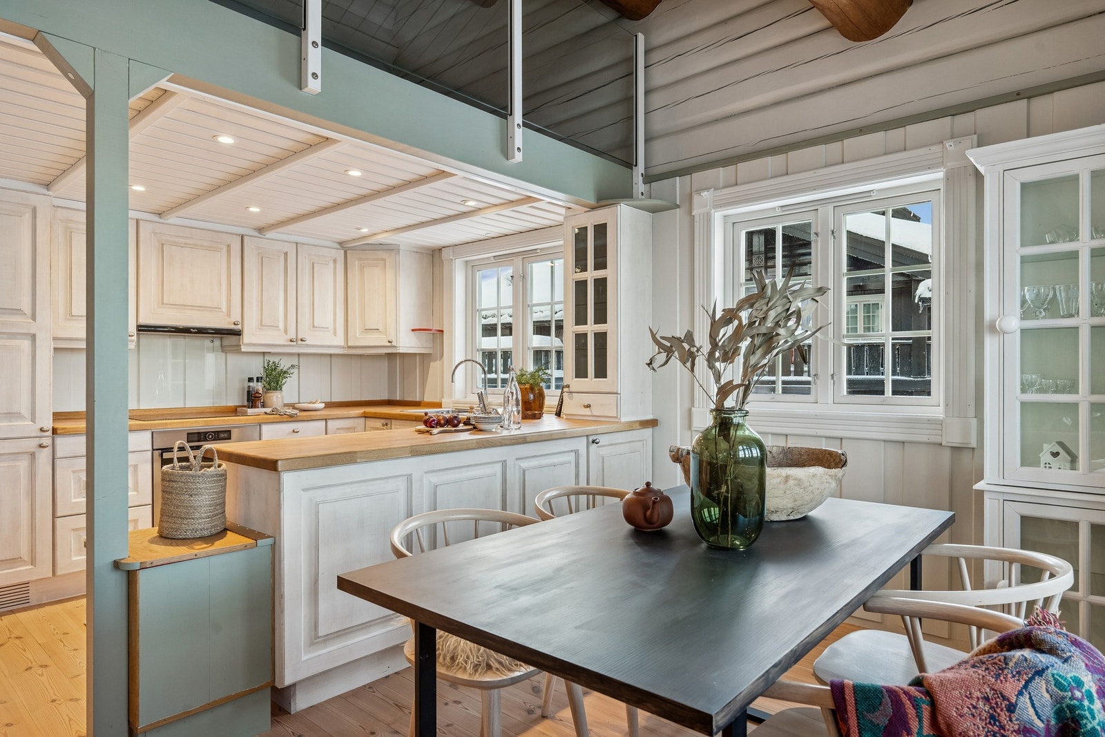 Kjøkkenet er i åpen løsning mot stuen, noe som gir en sosial og inkluderende planløsning Galleribilde