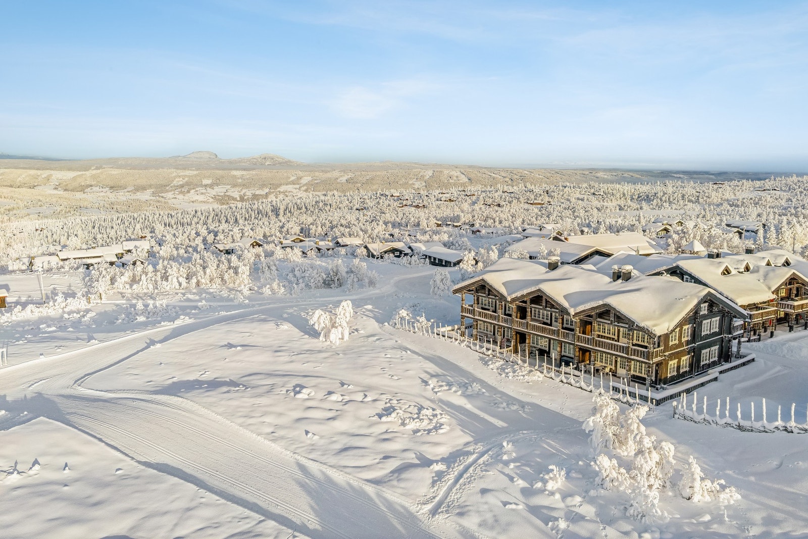 Gomobu ligger som en perle på 1 000 moh opp forbi Vaset. Området kan by på en storslått utsikt og mange fine turstier innover til stølsområdene og flere fjellturer Galleribilde