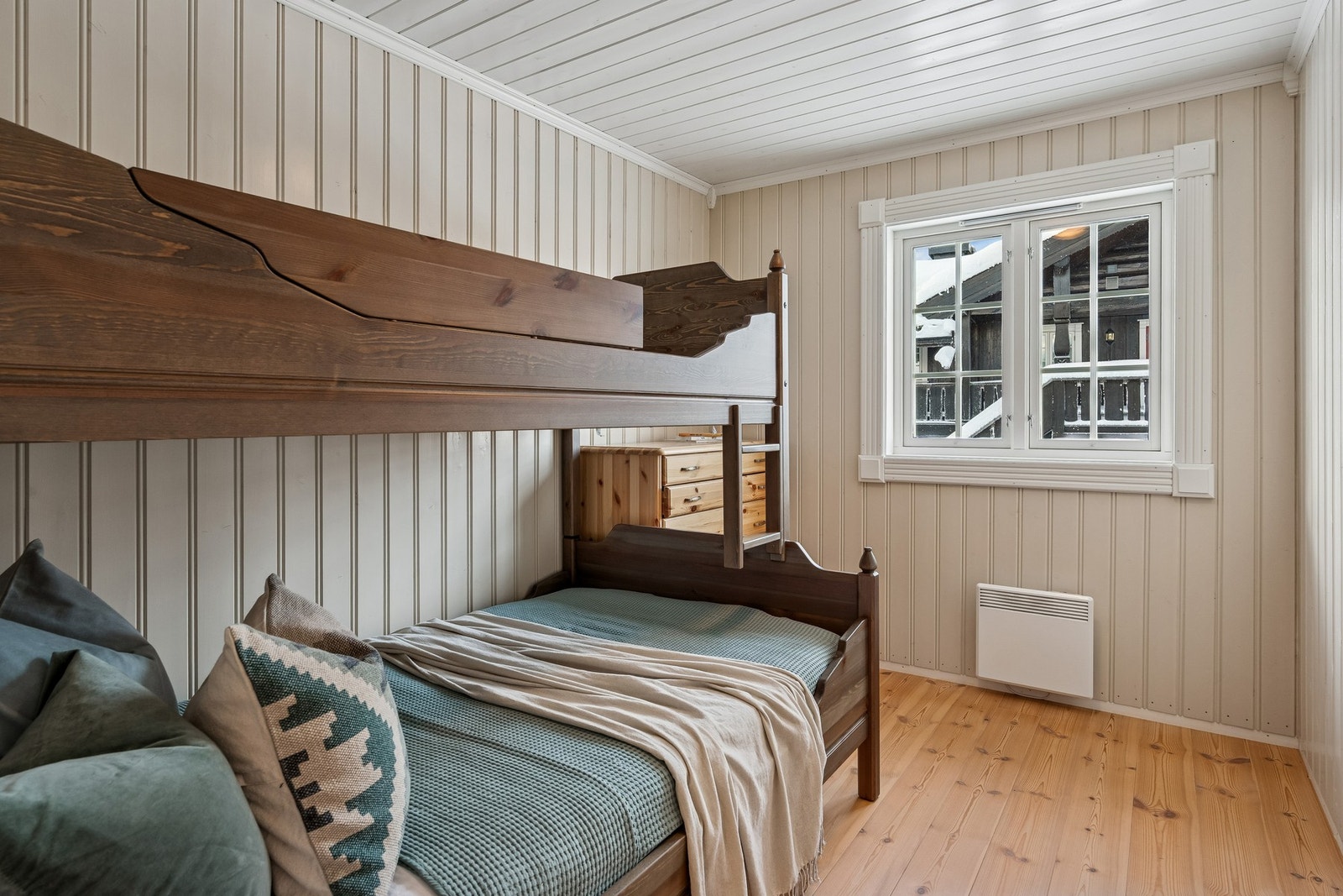 Det andre soverommet har plass til familiekøyeseng. Galleribilde