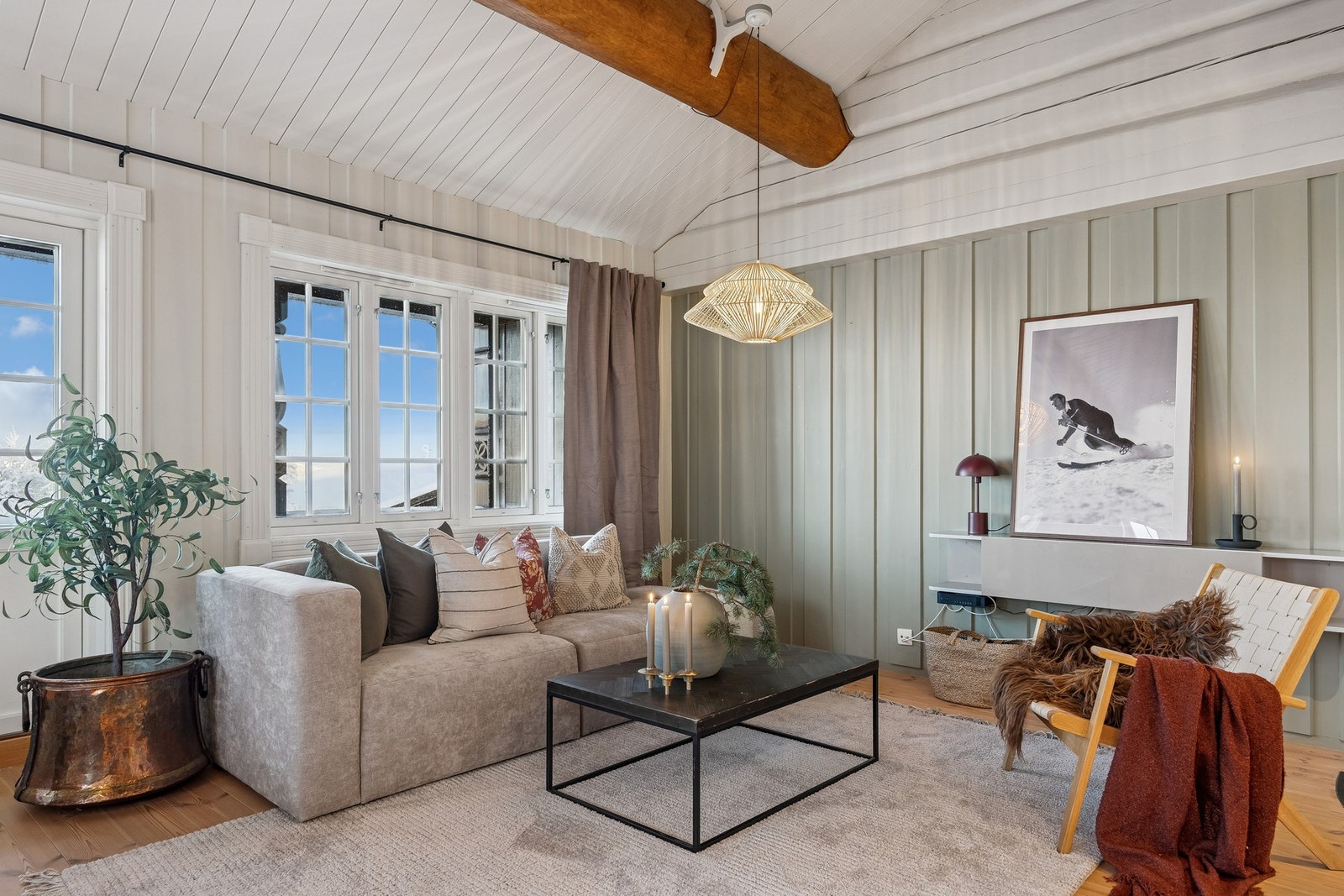 Den gode takhøyden og de synlige tømmeråsene skaper en luftig romfølelse Galleribilde