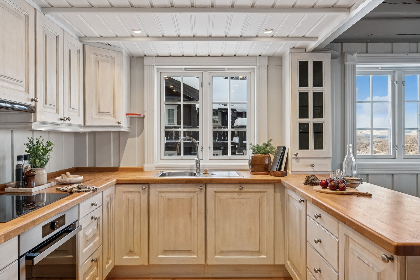 Godt med skapplass på kjøkkenet Galleribilde