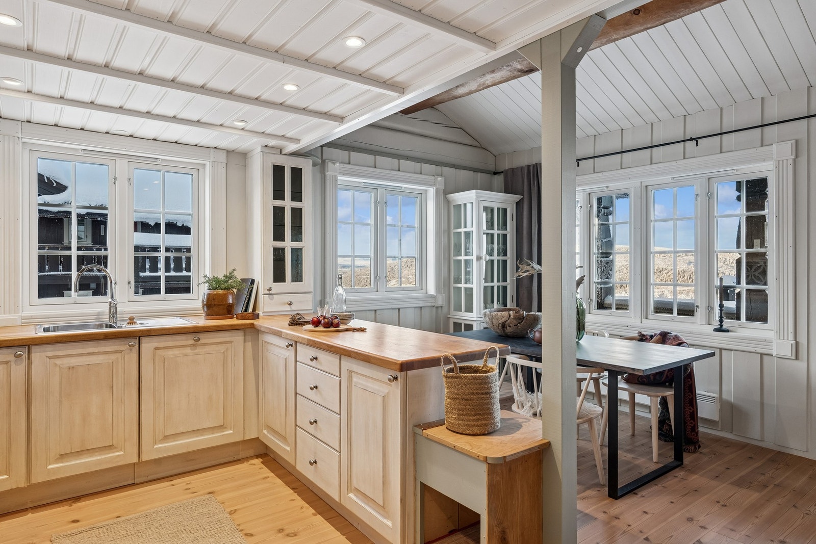 Flott utsikt også fra kjøkkenet. Galleribilde