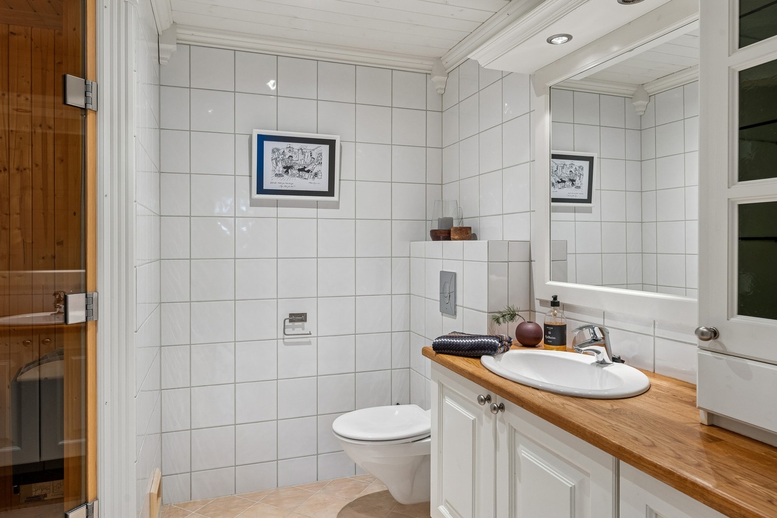 Innredningen i heltre gir godt med oppbevaringsplass, og servant er nedfelt i benkeplaten. Galleribilde