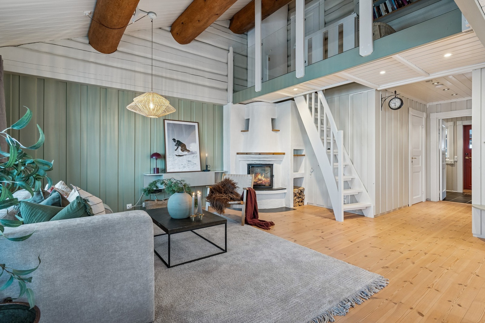 Fra stuen har man trappeoppgang til hems med mange bruksmuligheter. Galleribilde