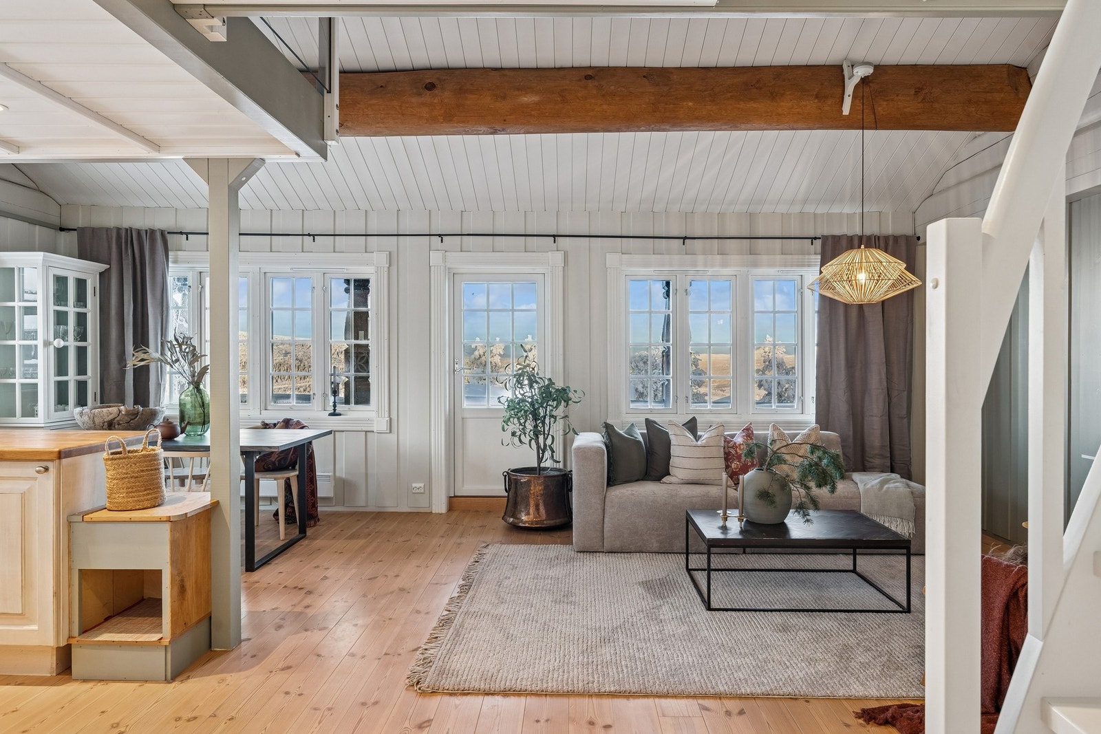 Fra stuen er det utgang til en hyggelig terrasse. Galleribilde