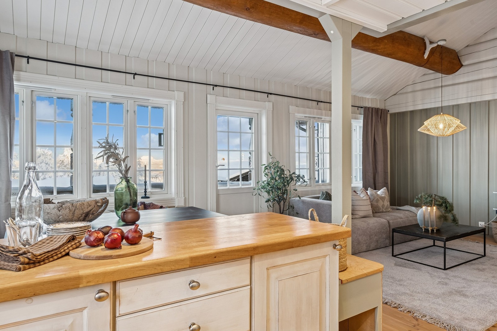 Flott lys og utsikt rammer inn rommet Galleribilde