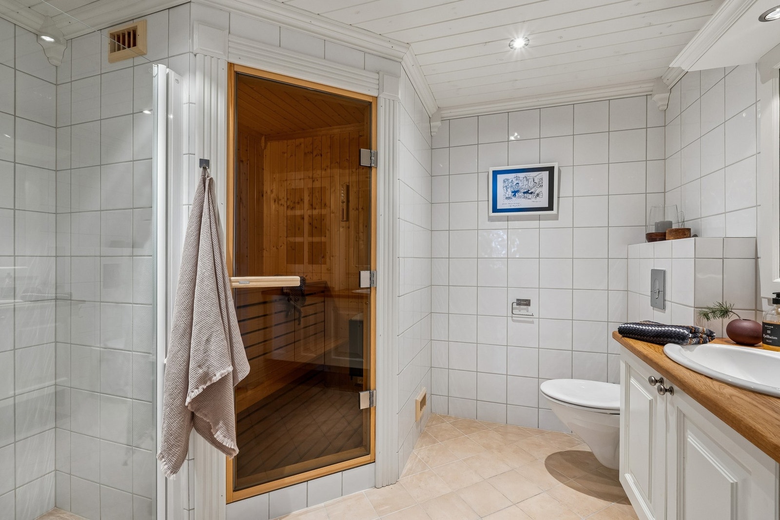 Innbydende bad med flislagte gulv og vegger. Galleribilde