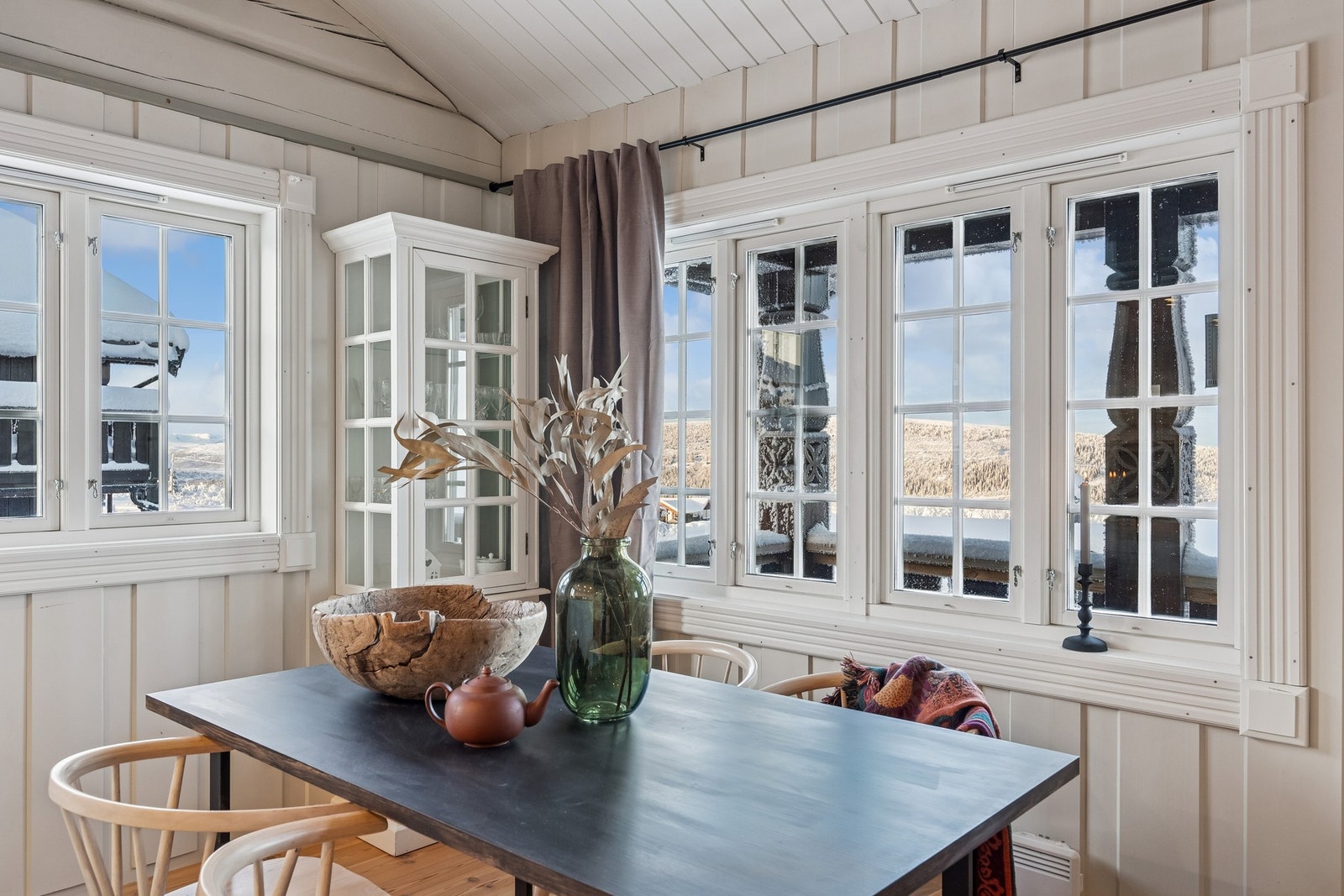 Store vindusflater slipper inn rikelig med dagslys og gir utsikt til det vakre landskapet Galleribilde