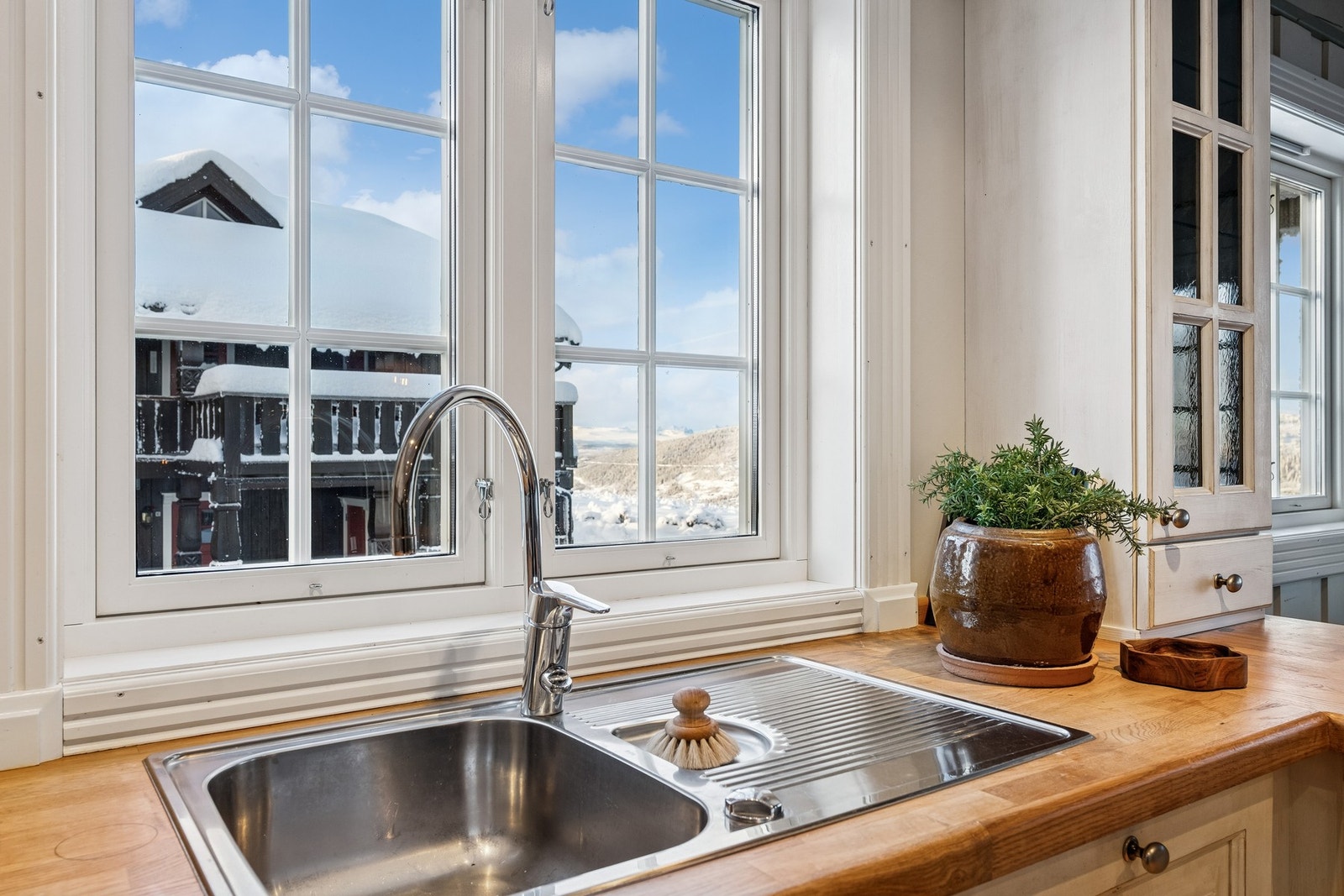 Utsikten gjør det mye hyggeligere å ta oppvasken Galleribilde