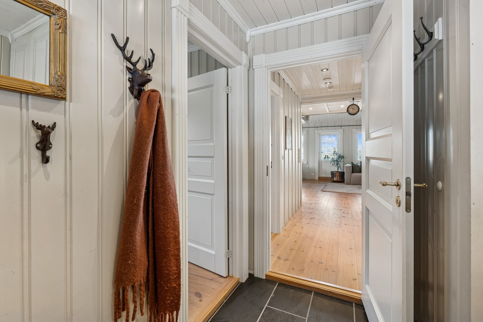 Flislagt gulv i entré Galleribilde