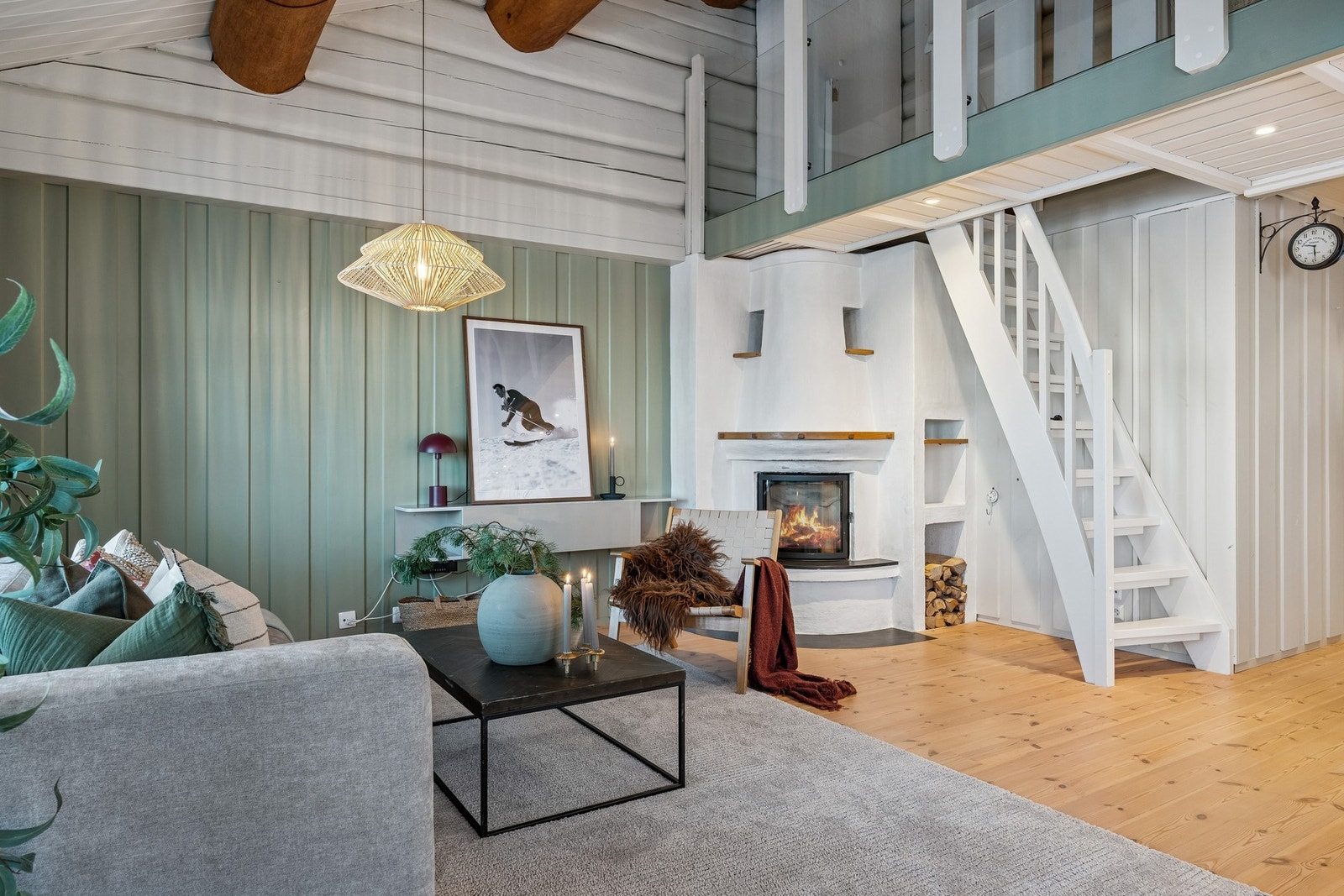 Peisen i stuen sprer god og lun varme og skaper hyggelig atmosfære. Galleribilde