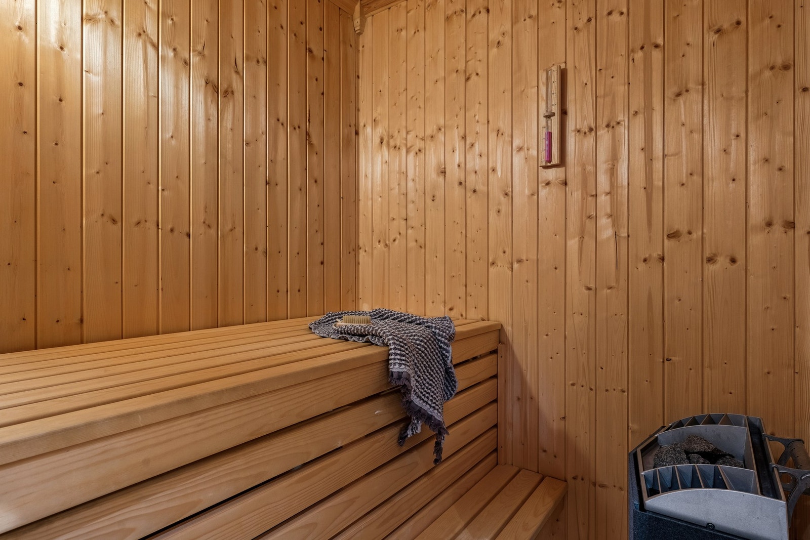 Adkomst til badstue fra bad. Deilig å kunne slappe av her etter en tur i de flotte turområdene som omkranser eiendommen. Galleribilde