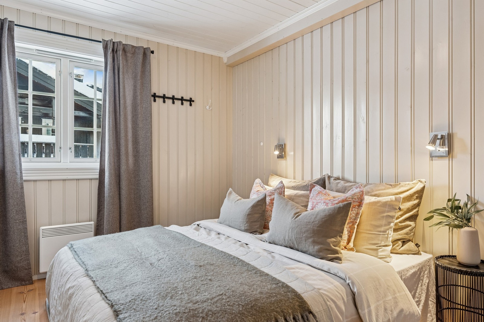 I hovedetasjen finner du to gode soverom. Hovedsoverommet har plass til dobbeltseng og garderobeskap om man ønsker dette Galleribilde