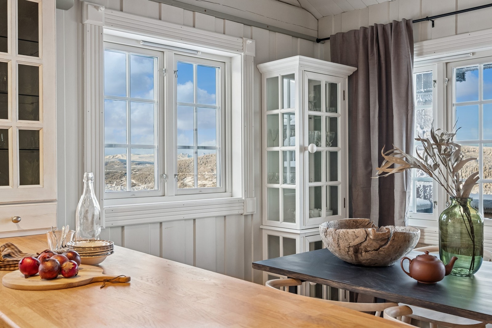 Velkommen til Valtjednvegen 183D. Leiligheten byr på flott utsikt. Styling: Sånn. interiørdesign AS v/Karine Bragerhaug Galleribilde