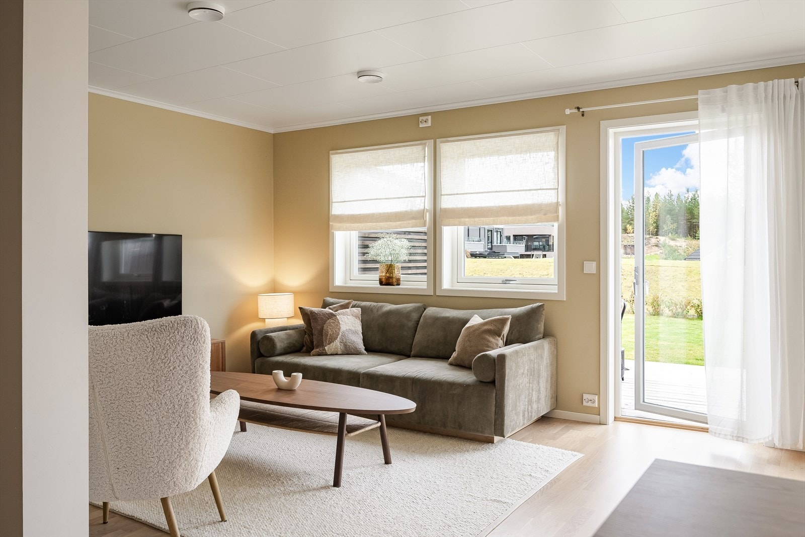 Stuen har god og moderne standard fra 2023 med lys parkett på gulv, skjult elektrisk anlegg og glatte overflater malt i innbydende farge. Galleribilde