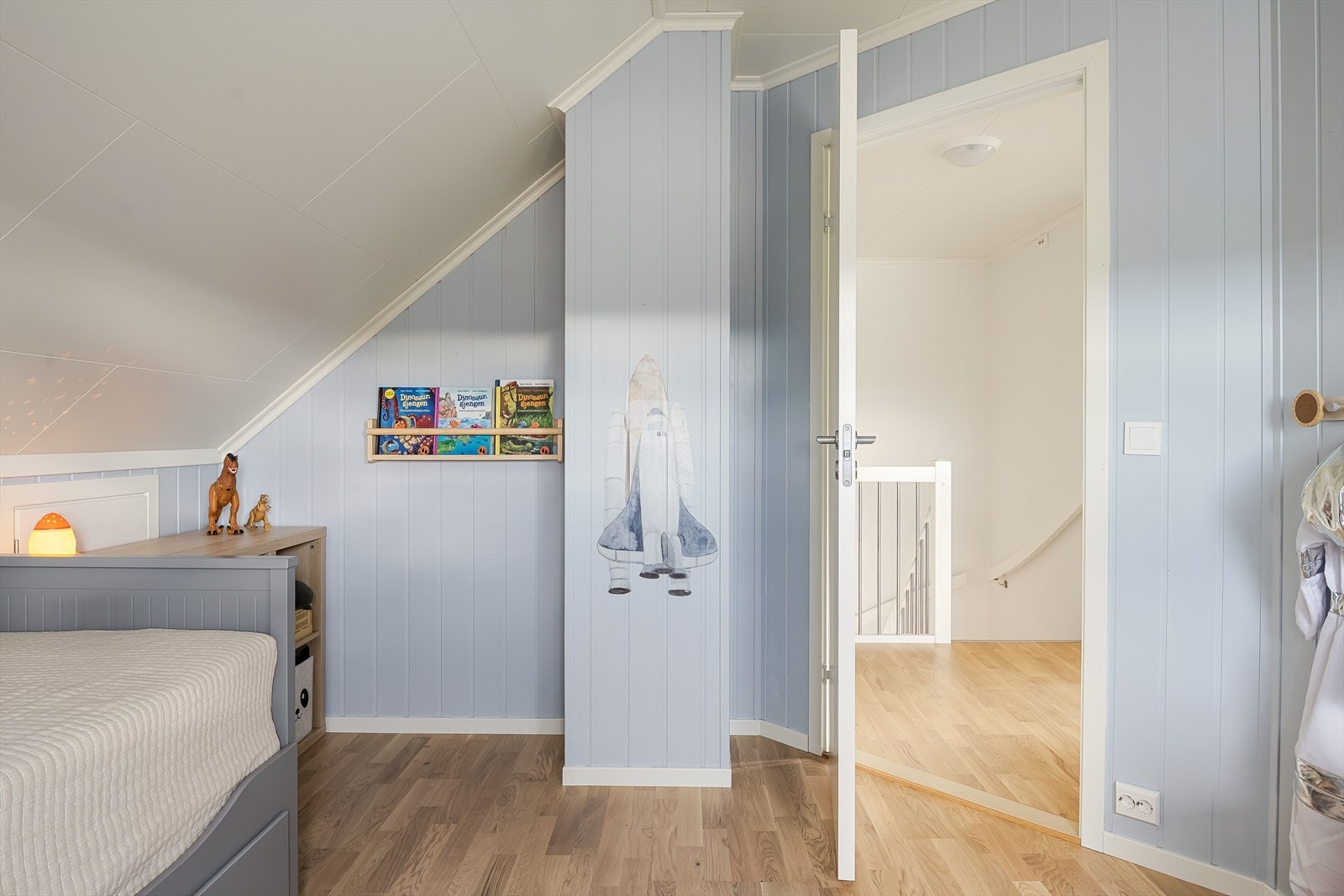 Soverommet har god standard med parkett på gulv, skjult elektrisk anlegg og panelplater på veggene som er malt i en nydelig lys blåfarge. Galleribilde