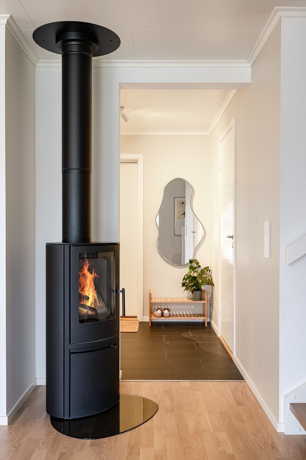 Vedovnen gir boligen god varme. Det er også balansert ventilasjon med varmegjenvinner som sørger for et sunt og godt inneklima. Galleribilde