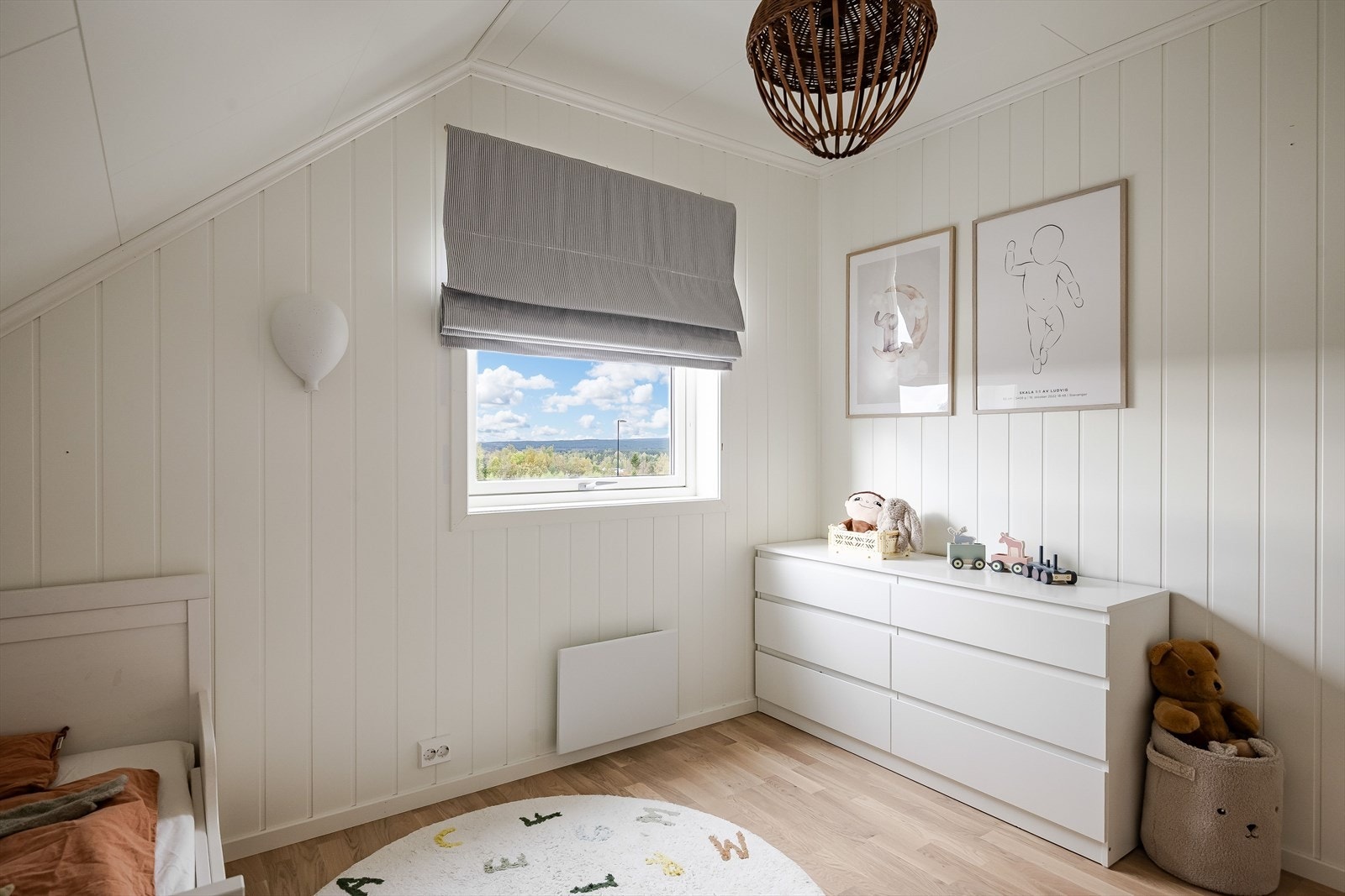 Soverommet har et stort vindu som slipper inn fint lys, samtidig som det ikke er noe innsyn og åpen utsikt. Galleribilde