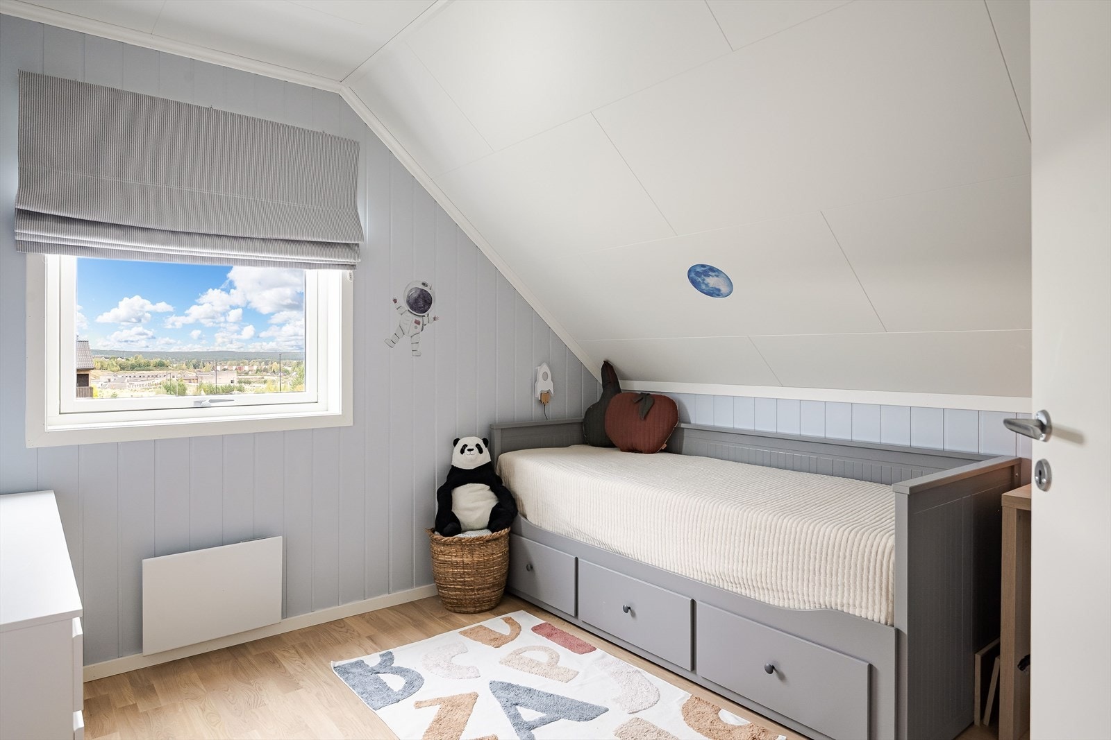 Soverom 2 er et lyst og fint rom som i dag er er innredet som et barnerom. Galleribilde