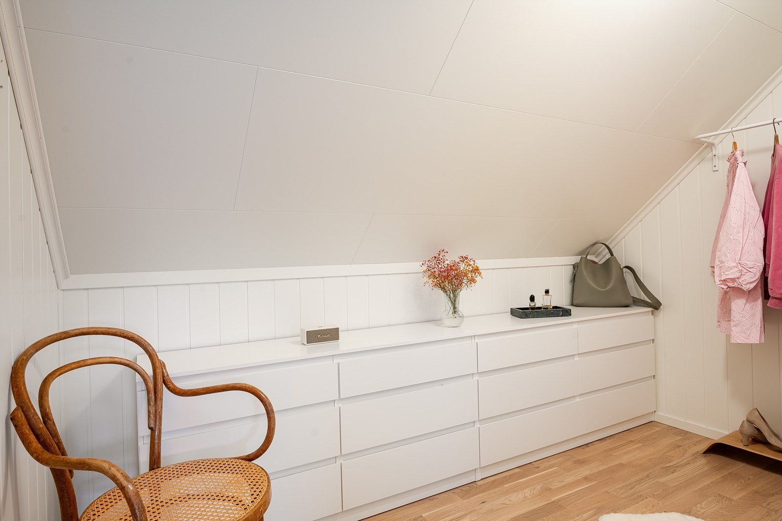 I tilknytning til soverommene i 2. etasje er det også en praktisk bod som i dag er innredet som et garderoberom. Galleribilde